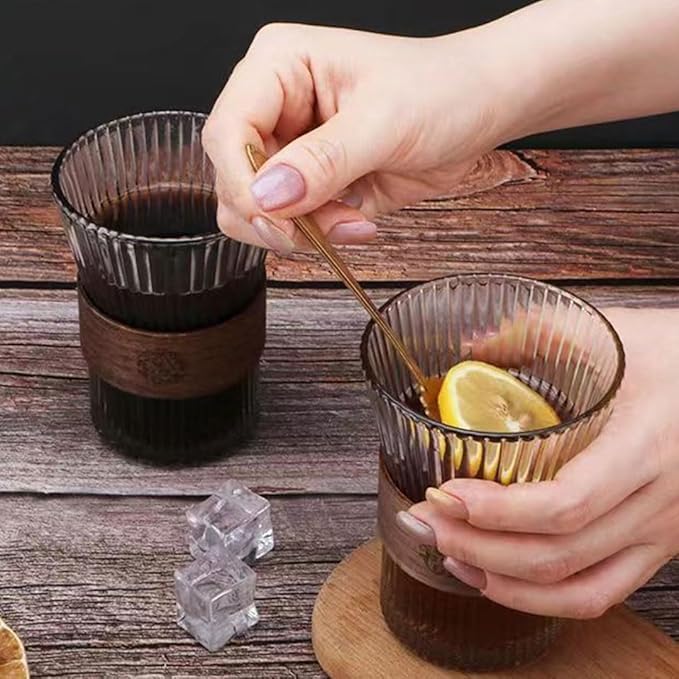 كوب زجاجي مخدد بحامل خشبي